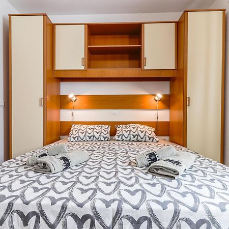 Sunshine Apartments Funtana With Balcony And Sea View Buitenkant foto