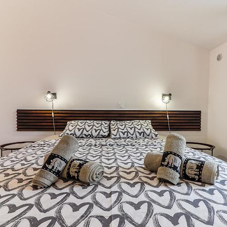Sunshine Apartments Funtana With Balcony And Sea View Buitenkant foto