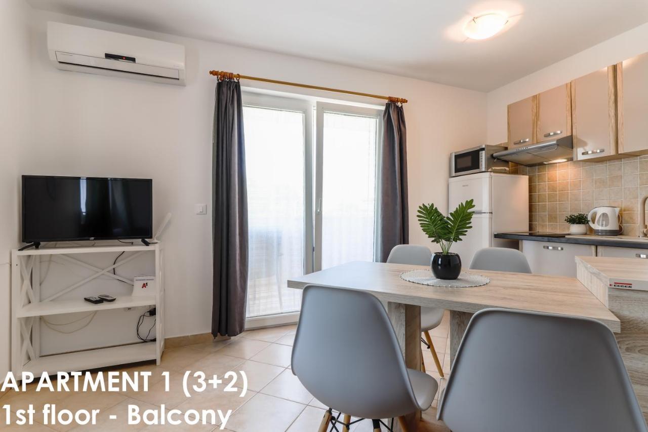Sunshine Apartments Funtana With Balcony And Sea View Buitenkant foto